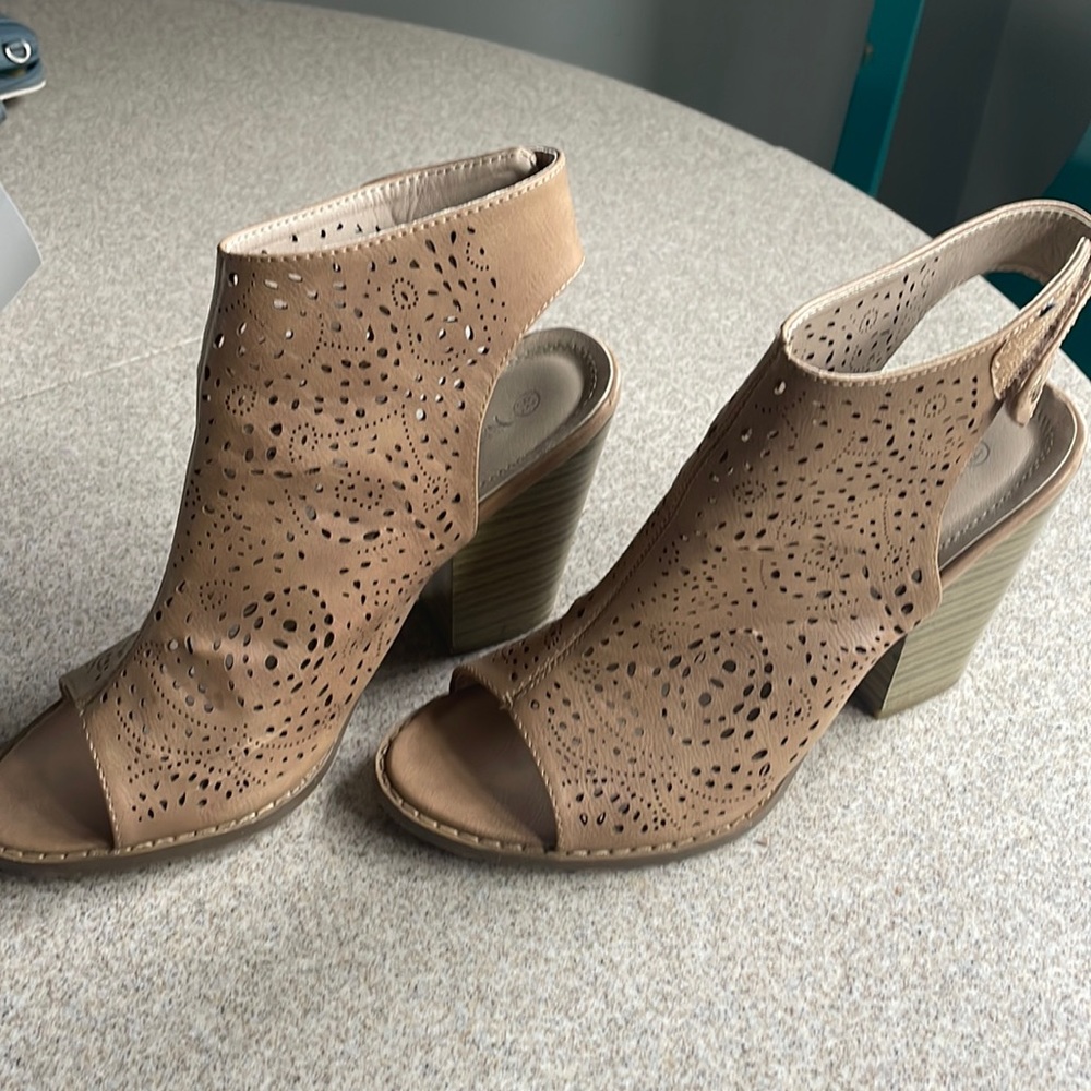 8 1/2 tan/nude sandal with heel open toe